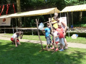 Moeder maakt foto van haar kroost bij de Tippy Tap