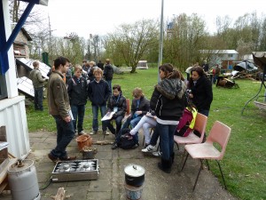 Schoolkinderen leren over koken op gas, hout en kolen.