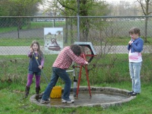 Kinderen proberen de touwpomp