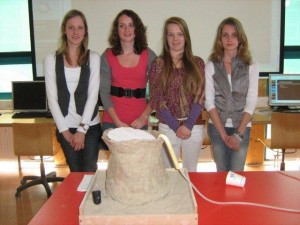 Leerlingen poseren bij hun watertank model